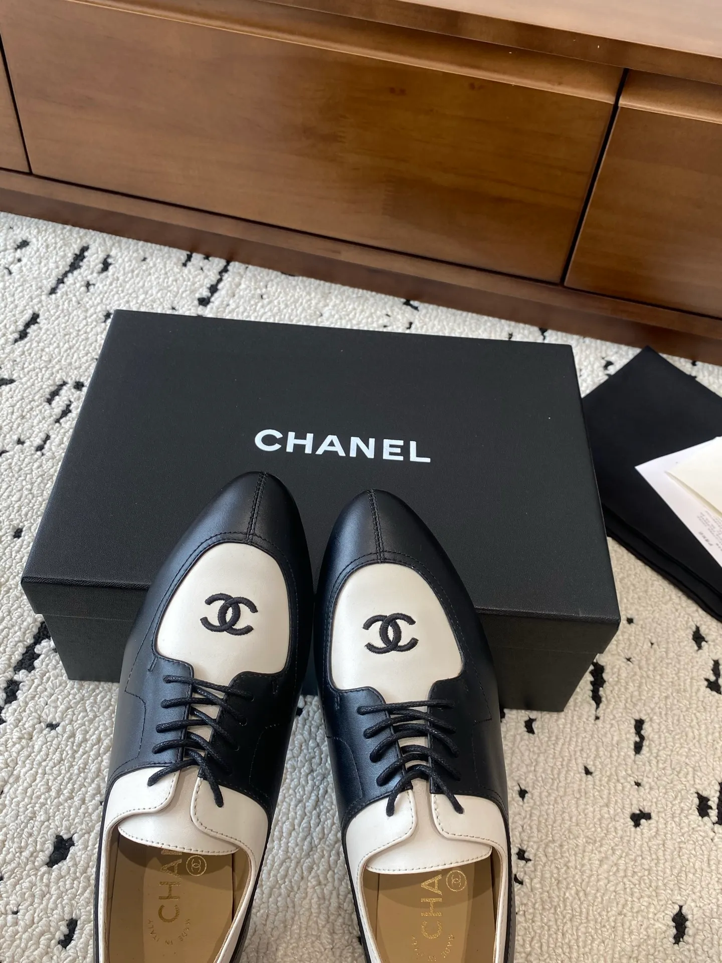 👟👟Ex-factory price 580👟👟 🍀CHANEL｜Chanel Xiaoxiang 25C new autumn and winter products, pointed-toe flat-soled deep-mouth shoes, full of retro style, elegant shoe shape, very pleasing to look at. The pointed toe makes the feet become thinner and looks slender. The classic double-C electric alluring design is particularly fashionable and elegant. The upper is made of top calf patent leather and the lining is silk sheepskin. It is super comfortable. Italian imported cowhide leather outsole. Size: 35-39 (customized 40/41) 👉 👉 👉 Buy now 👉 Buy now 👉
